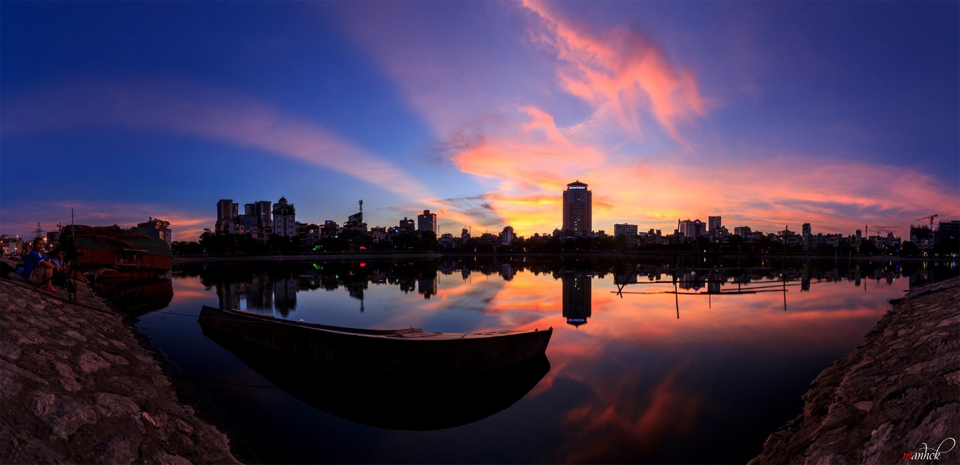 Hoàng hôn trên các hồ ở Hà Nội là một trong những cảnh đẹp ngoạn mục nhất tại thủ đô Việt Nam. Hãy xem những hình ảnh tuyệt đẹp về hoàng hôn trên các hồ tại Hà Nội để cảm nhận sự yên bình, mộng mơ của đất nước này.