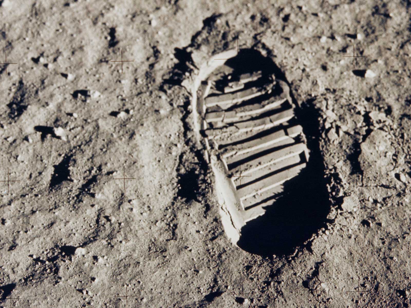 Neil_Armstrong_bước_chân_đầu_tiên.jpg