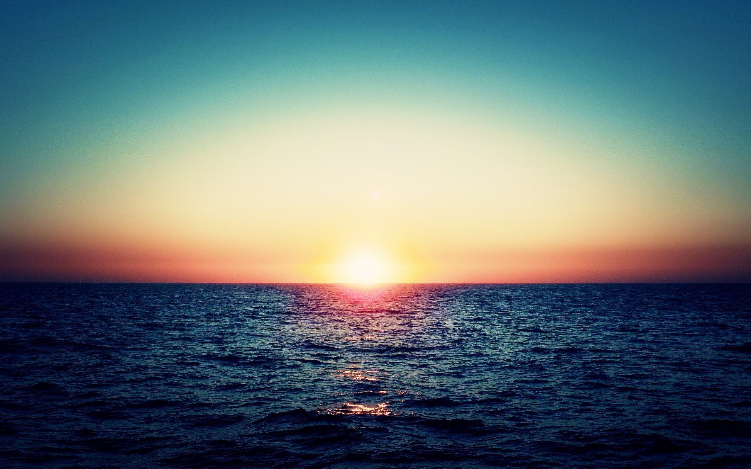far_sunset_in_te_ocean_horizon-wide.jpg