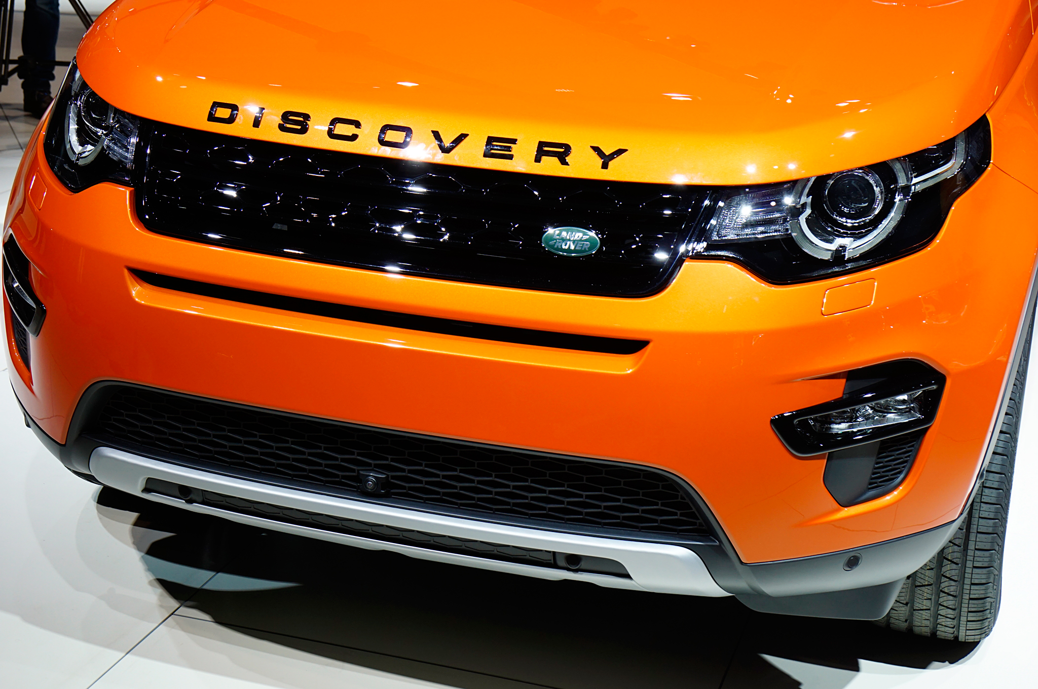2015-land-rover-discovery-sport-front-end (1).jpg
