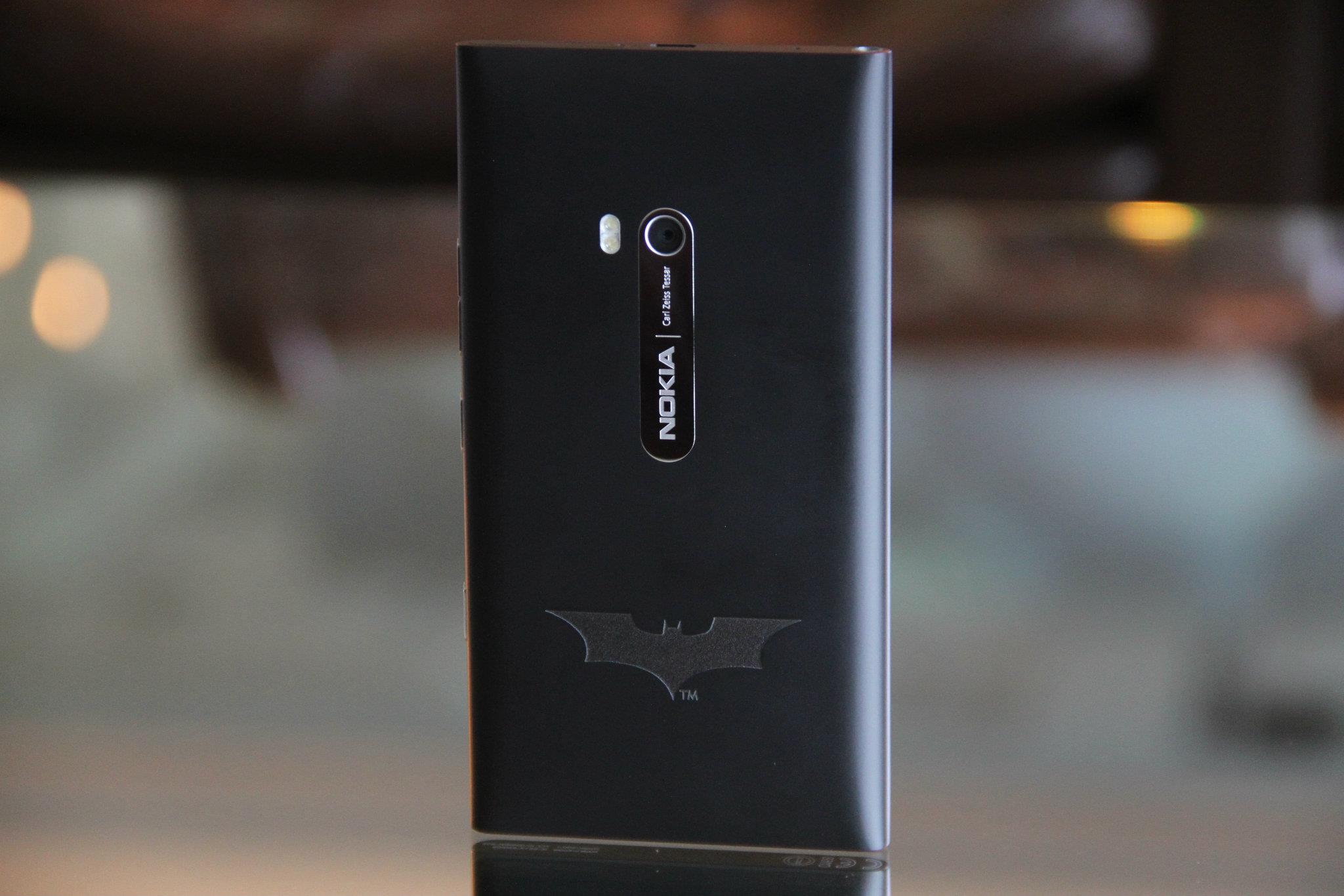 nokia-lumia-900-batman-dark-knight-rises.jpg