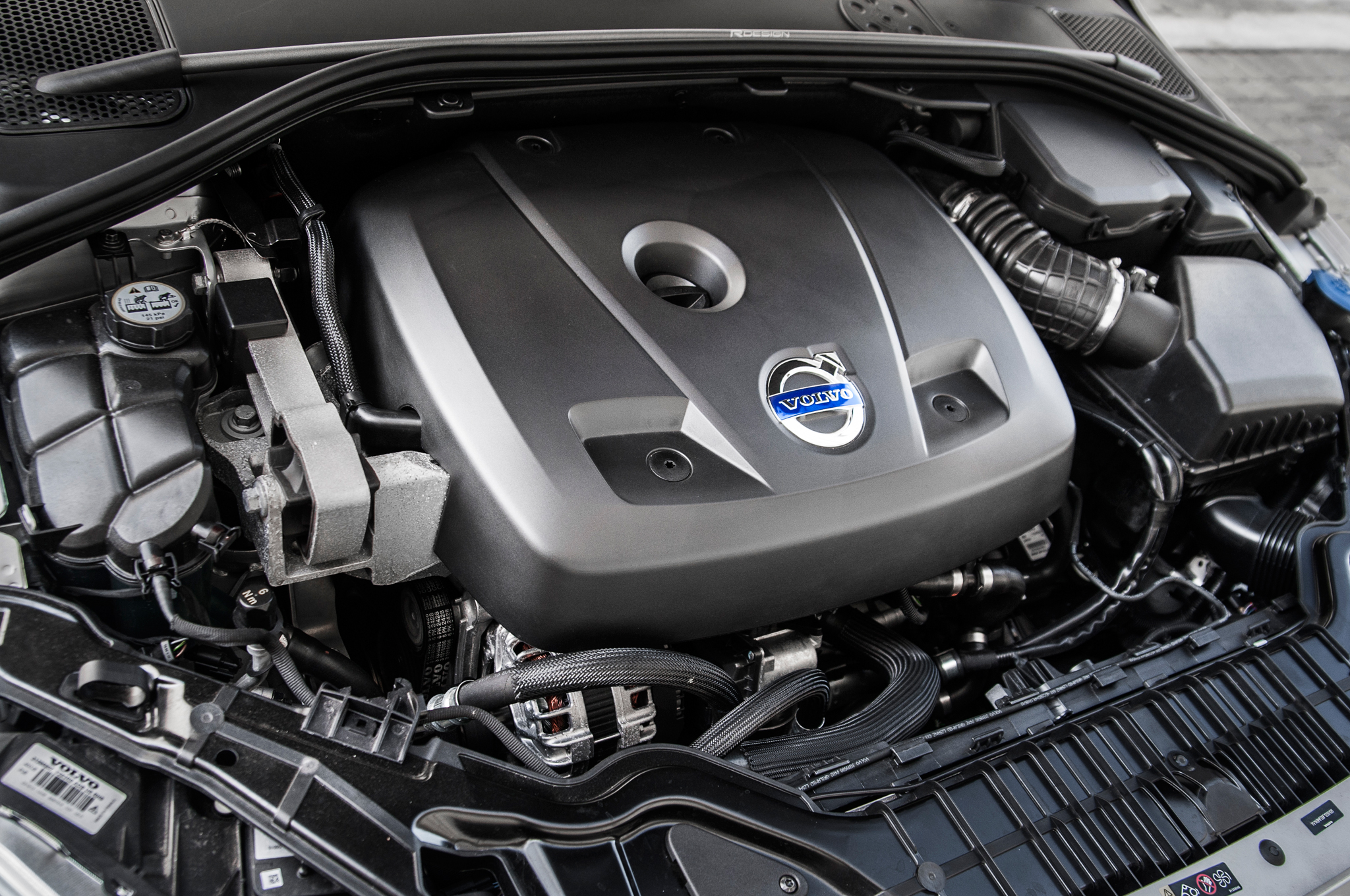 2015-volvo-s60-t6-drive-e-engine-02.jpg