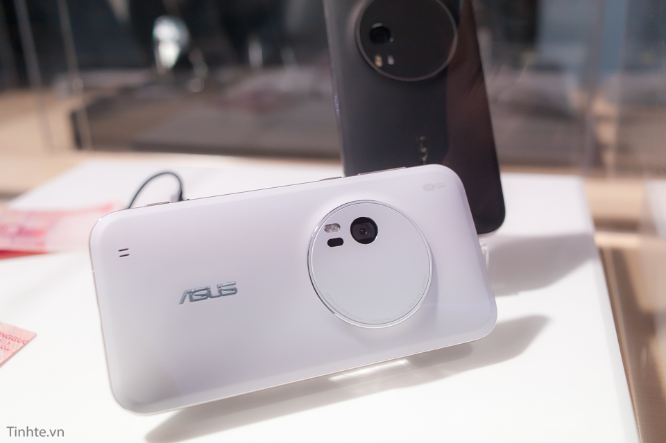Tinhte.vn-Tren-tay-Asus-Zenfone-Zoom-CES-2015-14.jpg