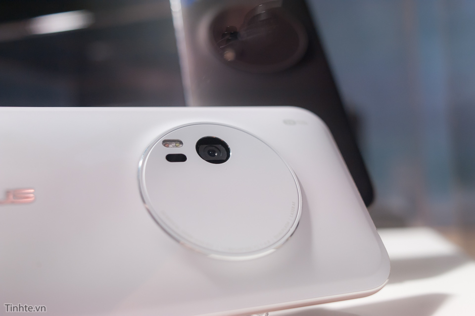 Tinhte.vn-Tren-tay-Asus-Zenfone-Zoom-CES-2015-15.jpg