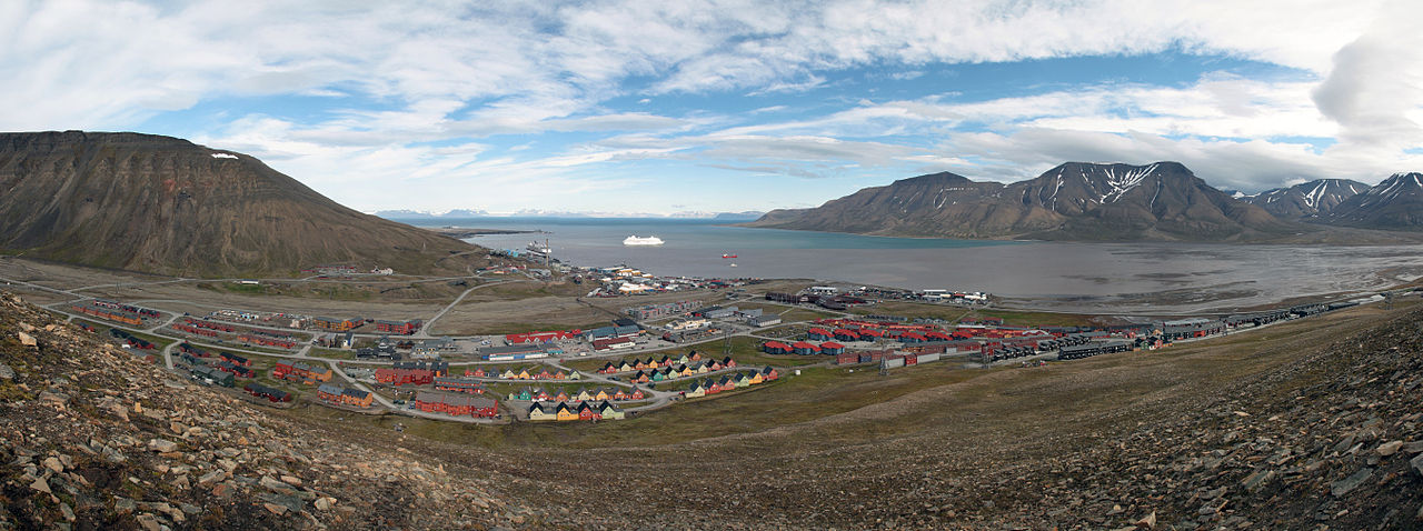 1280px-Longyearbyen_panorama_july2011.jpg