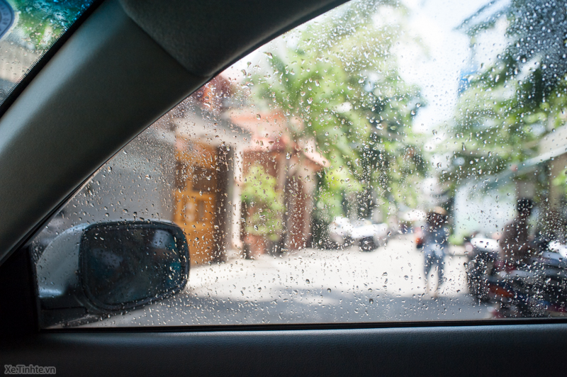 Dung dịch chống bám nước mưa: Sử dụng dung dịch chống bám nước mưa của chúng tôi để bảo vệ chính chiếc xe của bạn khỏi những vết bẩn do mưa bám vào vị trí kính. Dung dịch này không chỉ hiệu quả mà còn an toàn cho sức khỏe con người. Nhấp vào hình ảnh để xem sản phẩm.