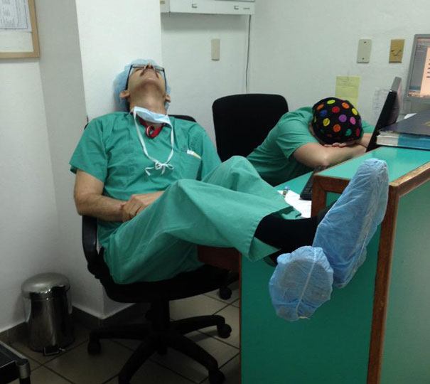 medical-resident-sleeping-overworked-doctors-mexico-yo-tambien-mi-dormi-3.jpg