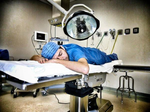 medical-resident-sleeping-overworked-doctors-mexico-yo-tambien-mi-dormi-6.jpg