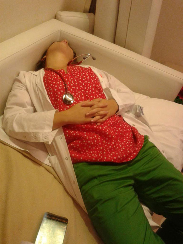 medical-resident-sleeping-overworked-doctors-mexico-yo-tambien-mi-dormi-9.jpg