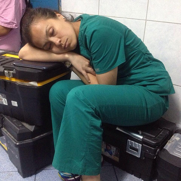 medical-resident-sleeping-overworked-doctors-mexico-yo-tambien-mi-dormi-11.jpg