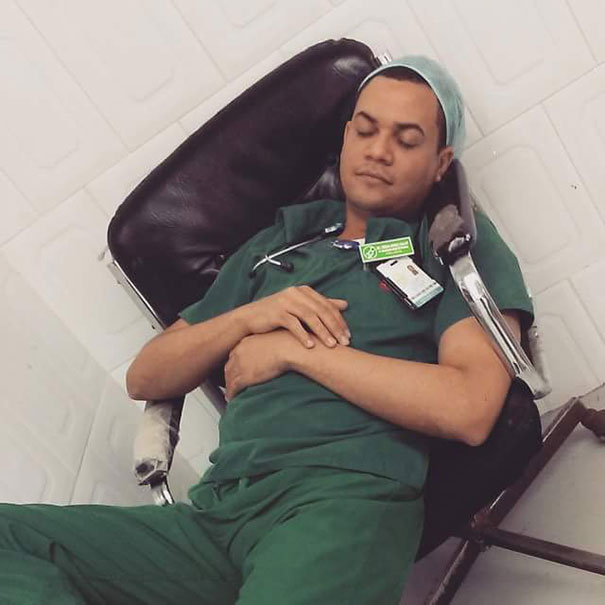 medical-resident-sleeping-overworked-doctors-mexico-yo-tambien-mi-dormi-14.jpg