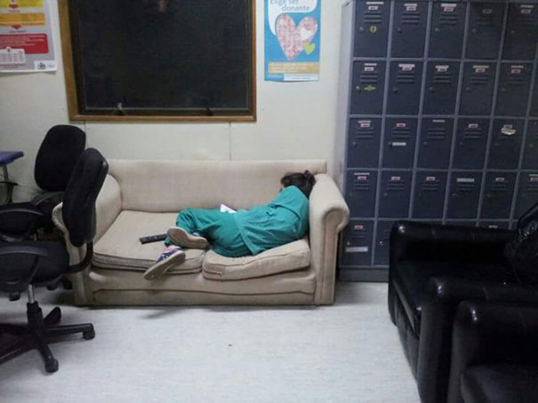medical-resident-sleeping-overworked-doctors-mexico-yo-tambien-mi-dormi-16.jpg