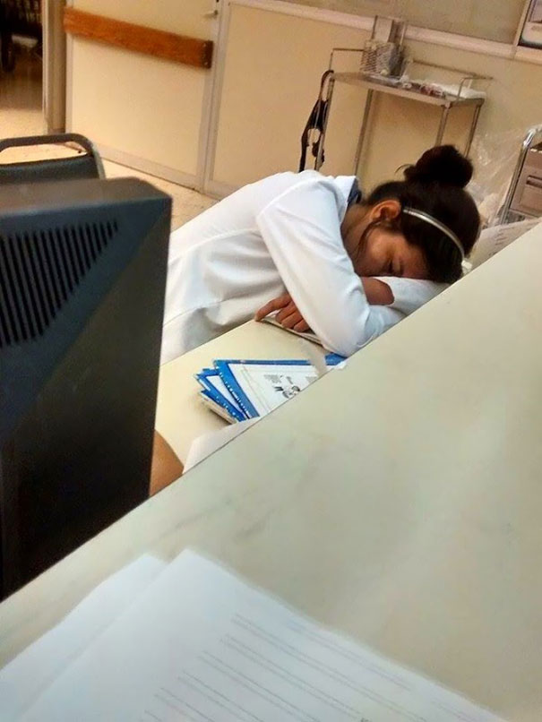 medical-resident-sleeping-overworked-doctors-mexico-yo-tambien-mi-dormi-18.jpg