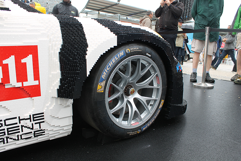 Porsche_911_RSR_Lego_11.jpg
