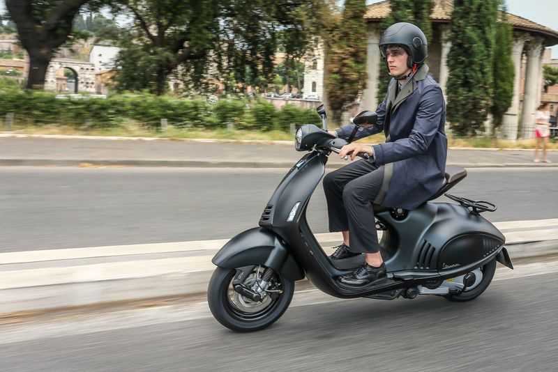 Piaggio ra mắt Vespa 946 phiên bản đặc biệt Emporio Armani