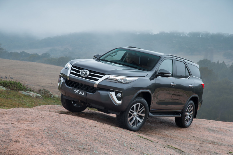 2016-Toyota-Fortuner-4.jpg