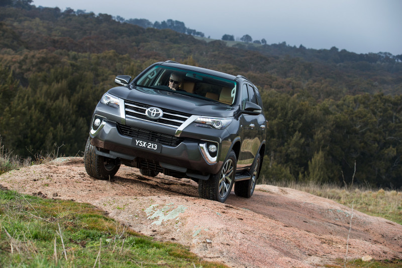 2016-Toyota-Fortuner-9.jpg