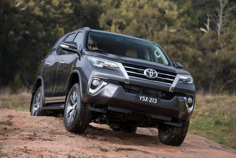 2016-Toyota-Fortuner-10.jpg