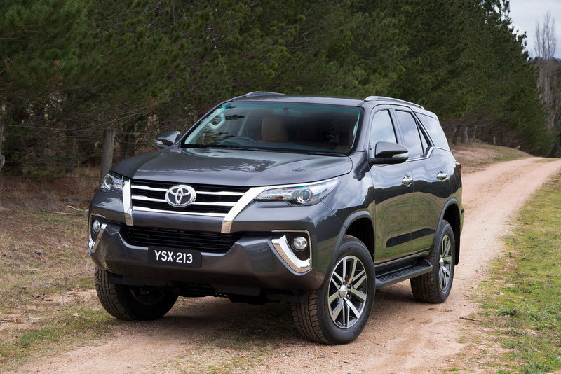 2016-Toyota-Fortuner-11.jpg