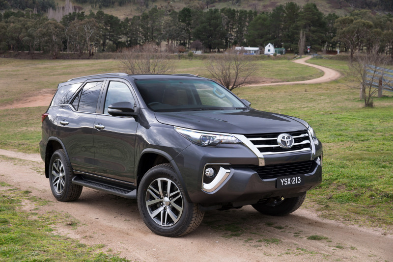 2016-Toyota-Fortuner-13.jpg