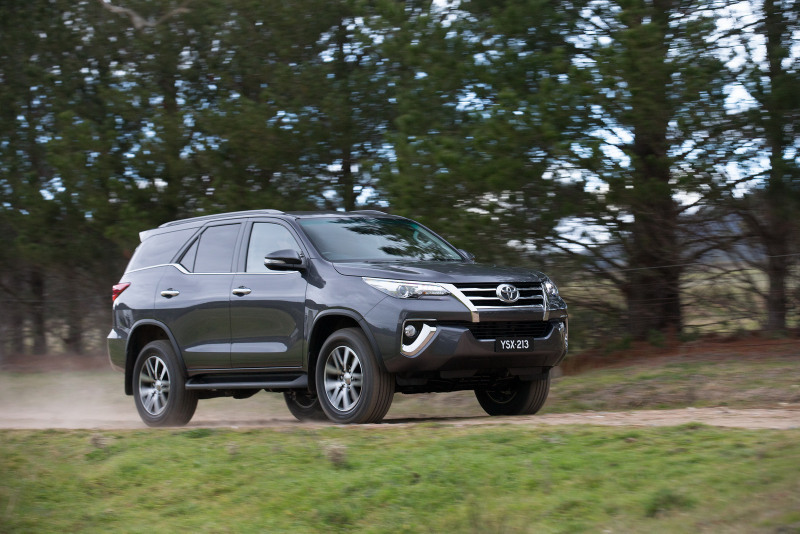 2016-Toyota-Fortuner-16.jpg