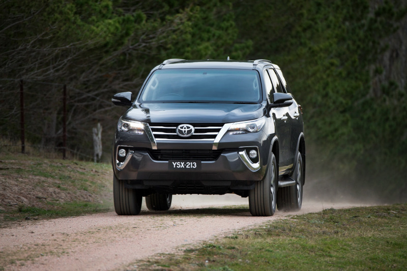 2016-Toyota-Fortuner-17.jpg