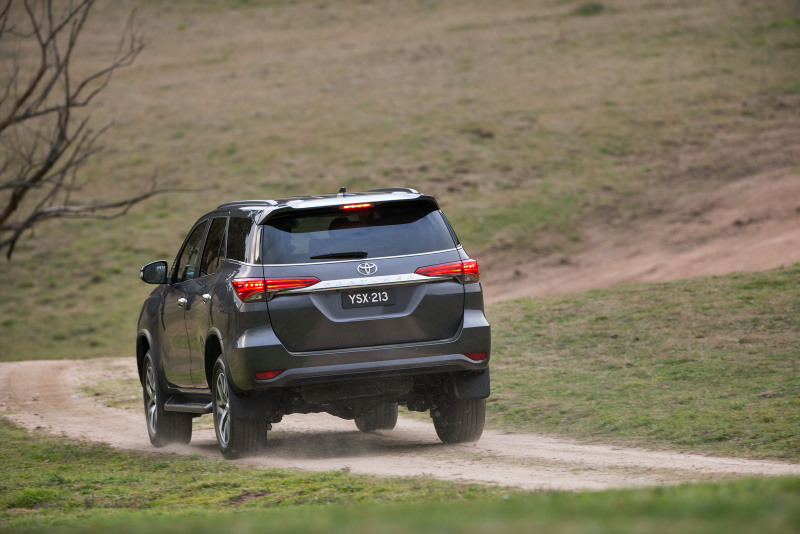 2016-Toyota-Fortuner-18.jpg