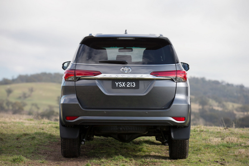 2016-Toyota-Fortuner-19.jpg