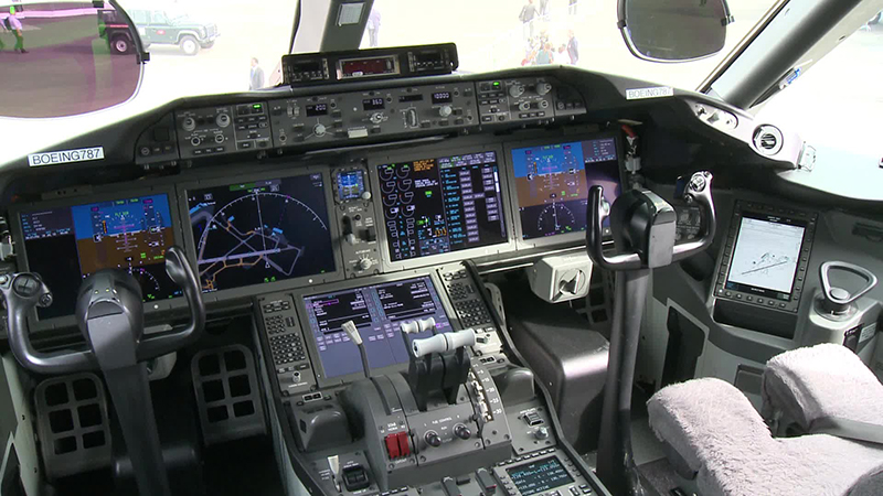 Boeing_787_cockpit.jpeg