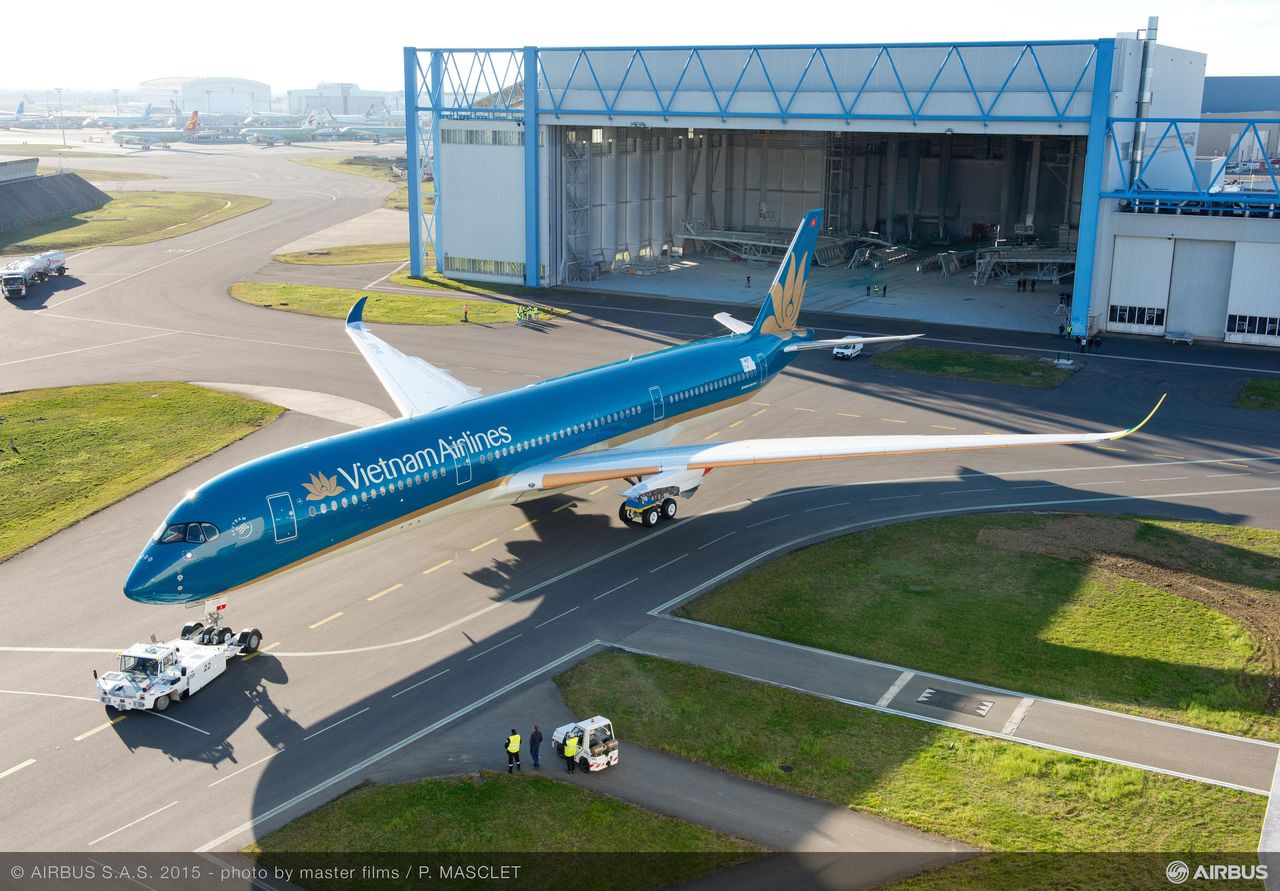 1280_1425913020_A350-900_Vietnam_Airlines_roll_out_paintshop.jpg