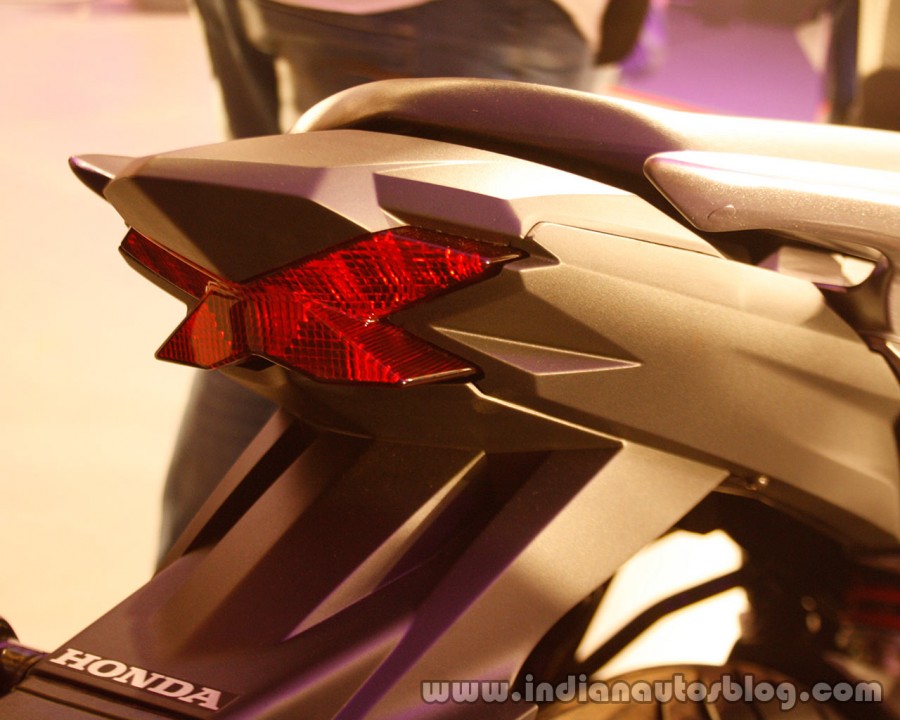 Honda-CB-Hornet-160R-tail-from-the-showcase-in-India-900x720.jpg