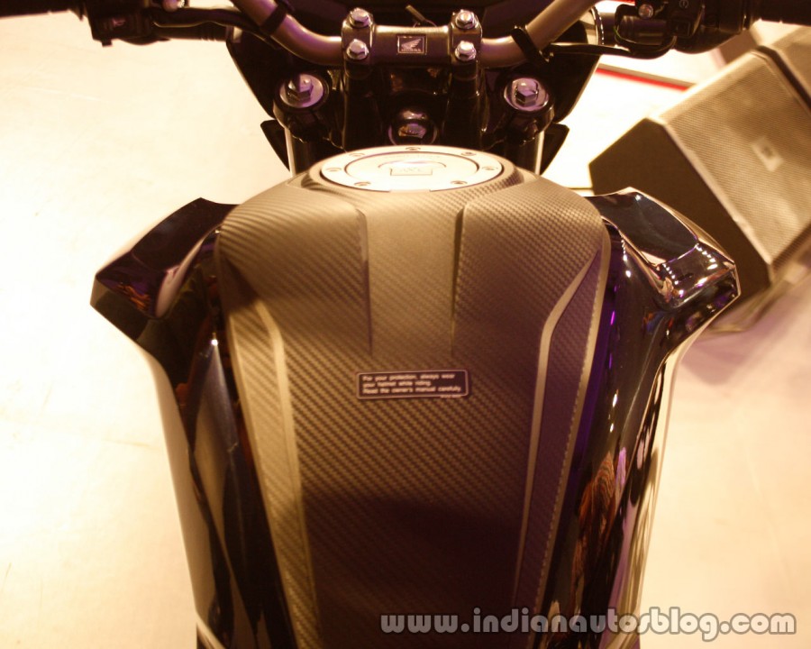 Honda-CB-Hornet-160R-tank-from-the-showcase-in-India-900x720.jpg