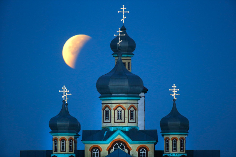 supermoon-church_3455463k.jpg