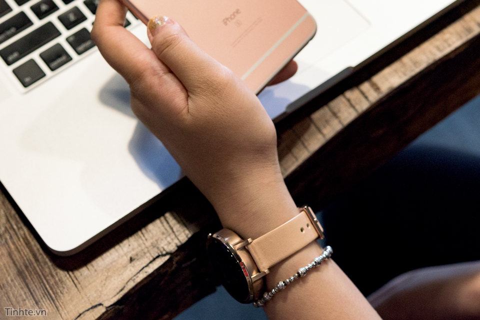 moto-36-2015-rose-gold-42mm-tinhte-21.jpg