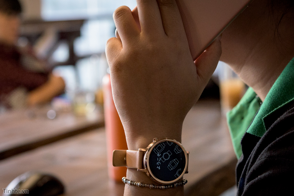 moto-36-2015-rose-gold-42mm-tinhte-22.jpg