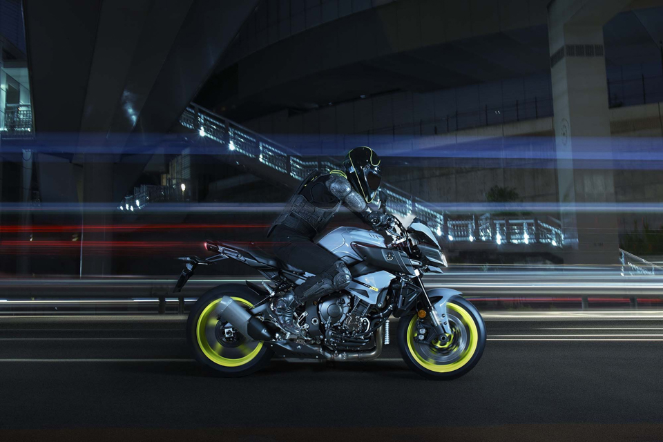 2016-Yamaha-MT-10-action-07.jpg