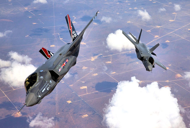F-35_Lightning_II_Joint_Strike_Fighter_arrives_at_Edwards.jpg