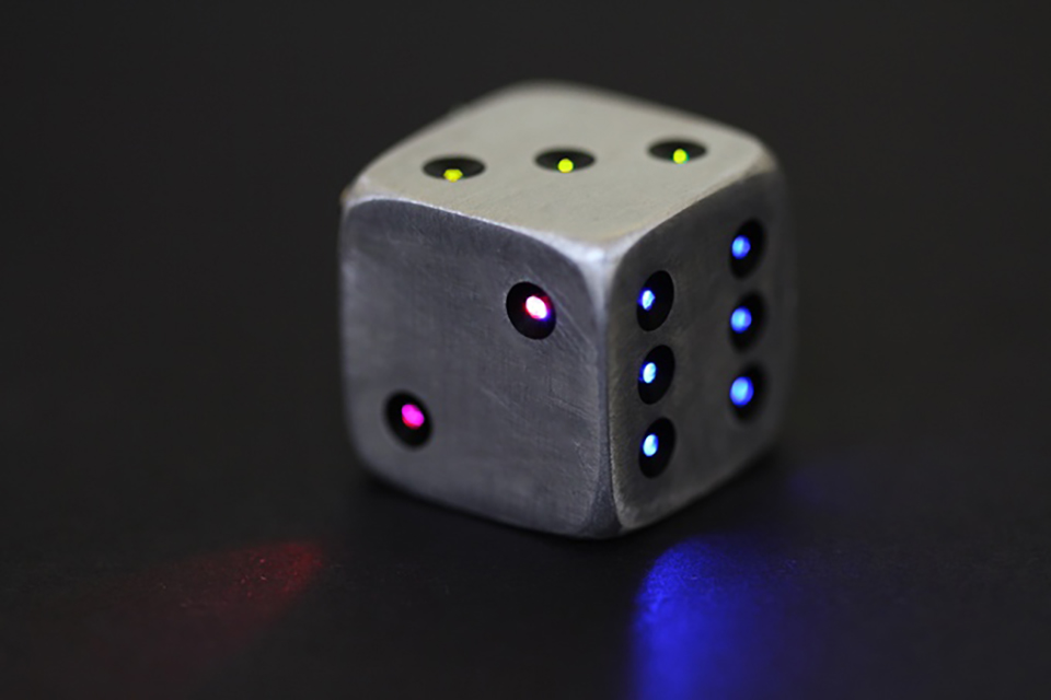 [Kickstarter] Luma Dice Viên xúc xắc với 21 đèn LED RGB, chất liệu