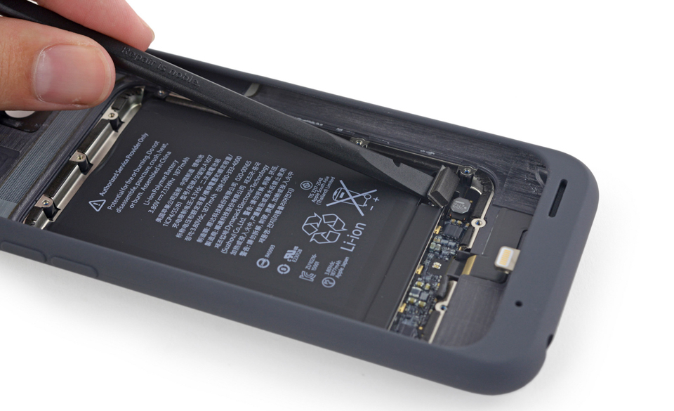 Ben_trong_case_Smart_Battery_Cover_iPhone_Apple_10.jpg