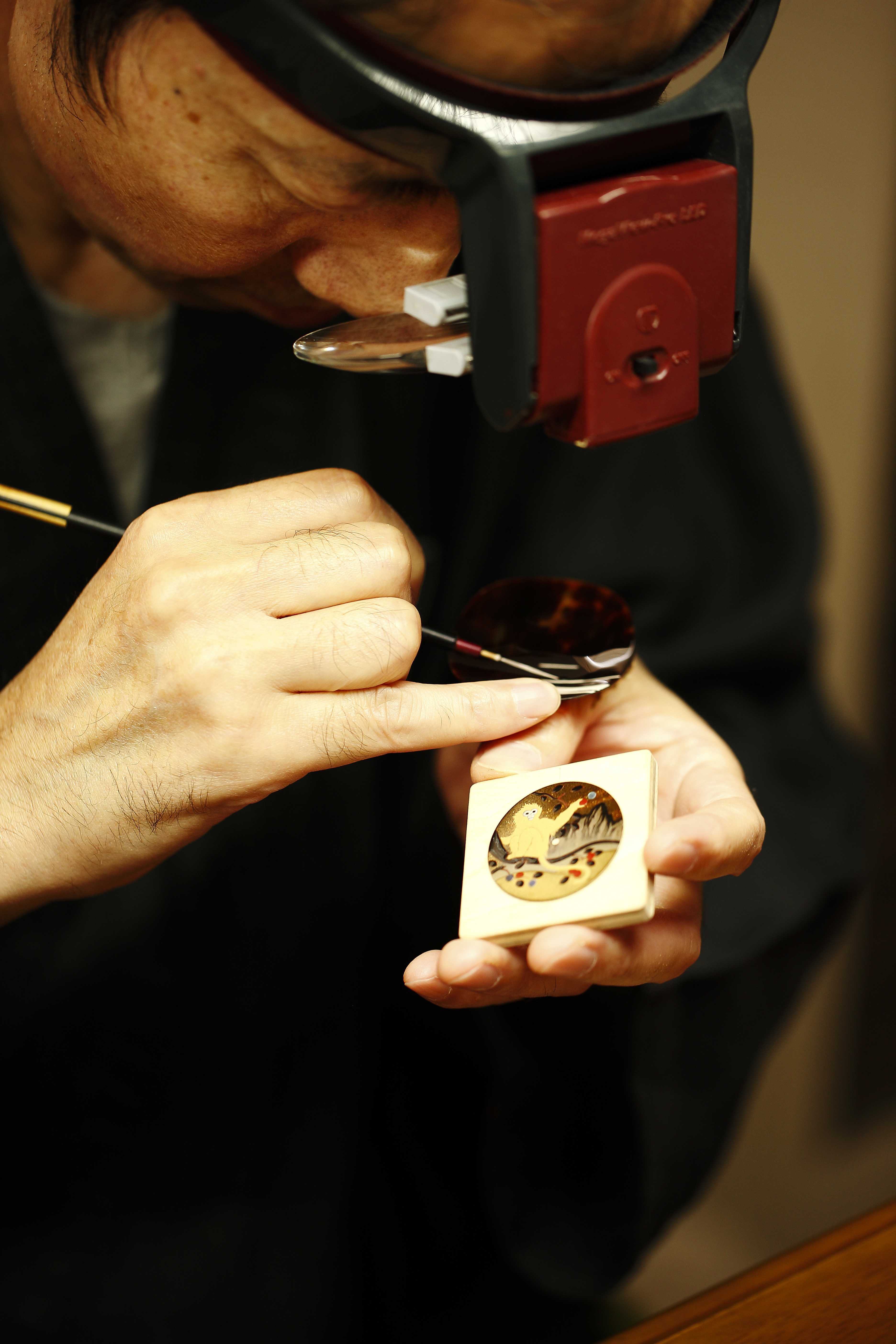 006_-_elements_being_painted_with_urushi_lacquer_on_the_dial.jpg