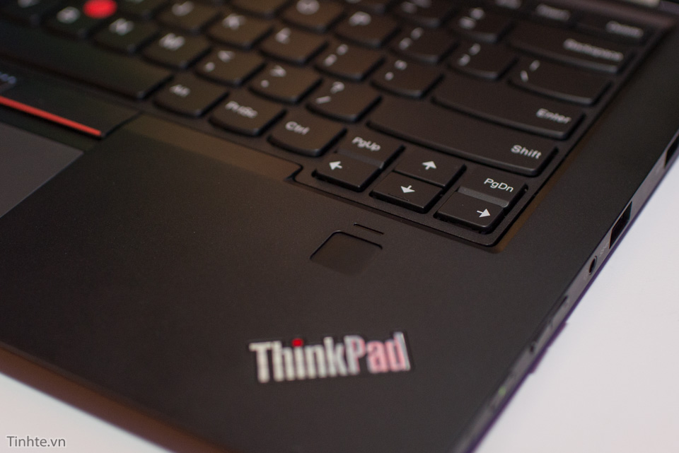 Tinhte_tren_tay_Lenovo_ThinkPad_X1_Yoga_OLED-3.jpg