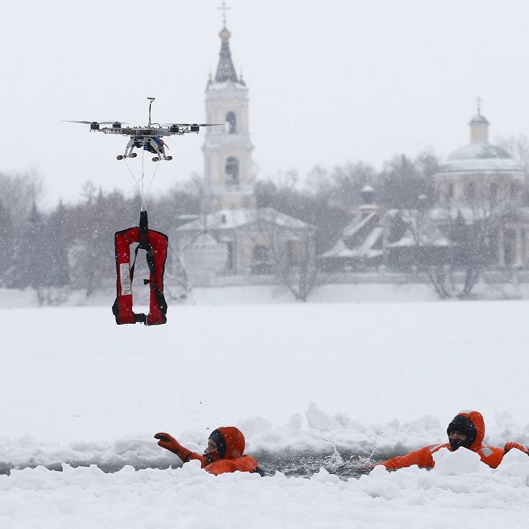Hình ảnh] Drone được dùng trong mục đích cứu hộ