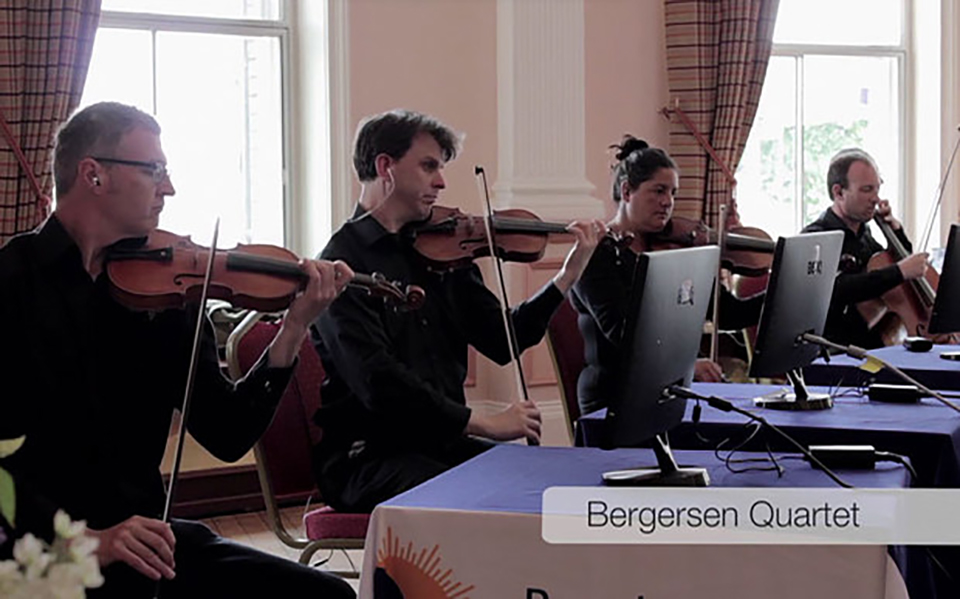 Phần mềm đọc sóng não giúp nữ nghệ sĩ violin chơi đàn sau 27 năm bị liệt