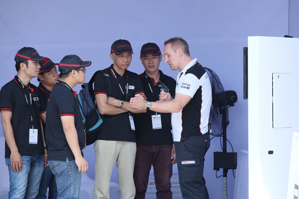 Xe.Tinhte.vn-Porsche-World-Roadshow-Vietnam-2016-Slalom-1.jpg