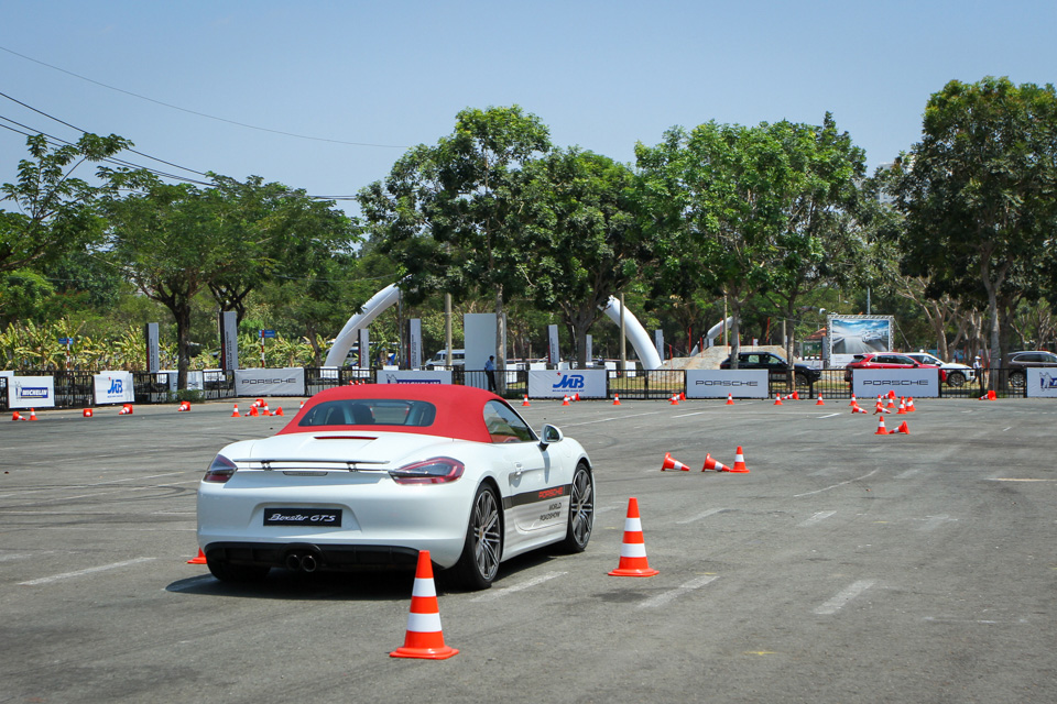 Xe.Tinhte.vn-Porsche-World-Roadshow-Vietnam-2016-Slalom-3.jpg