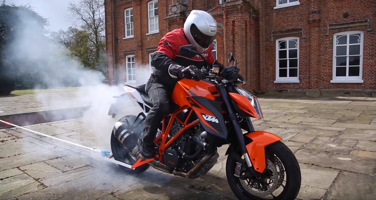 laferrari-and-ktm-1290-super-duke-r-play-tug-of-war-to-avoid-a-shameful-bath_7.jpg