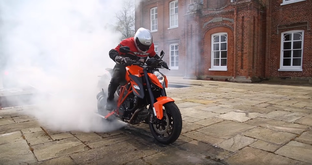 laferrari-and-ktm-1290-super-duke-r-play-tug-of-war-to-avoid-a-shameful-bath_10.jpg