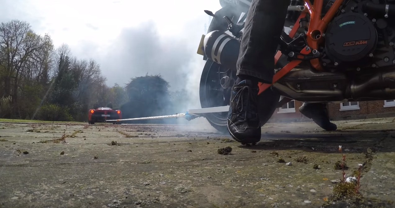 laferrari-and-ktm-1290-super-duke-r-play-tug-of-war-to-avoid-a-shameful-bath_8.jpg