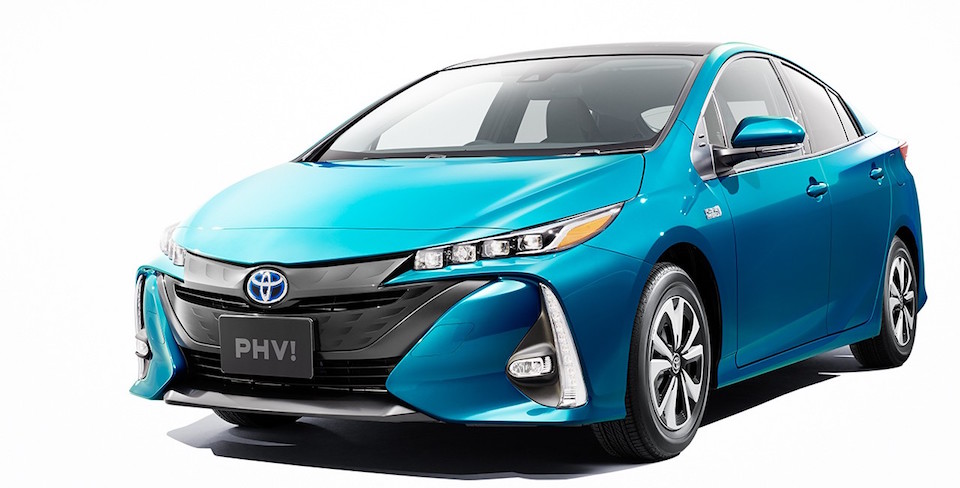 2016-toyota-prius-phv-solar-roof-option-debuts-in-japan_6.jpg