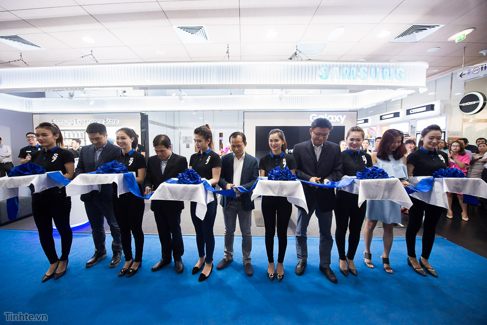 Khai truong Samsung Store - Tinhte.vn-1.jpg